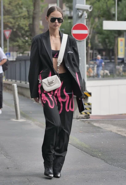 Fashion Blogger Street Style Consert Fendi Fashion Show Milano Fashion — стокове фото