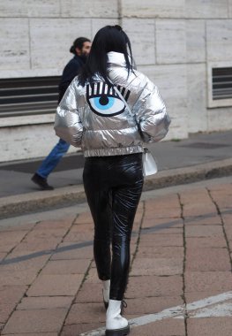 Chiara Ferragni sokak tarzı logo FRANKIE MORELLLO defilesinden önce Milano Moda Haftası Adamı sonbahar / kış koleksiyonları sırasında