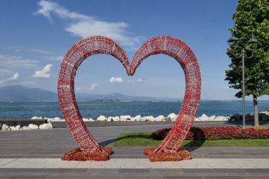  Desenzano 'nun merkezinde modern sanat eserleri Garda şehri, Brescia, Lombardy, İtalya