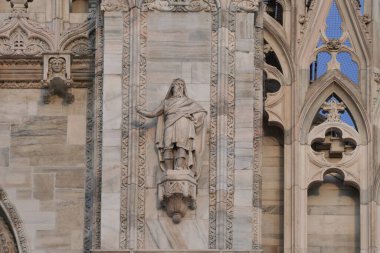 Milano kubbesindeki heykel, Lombardy, İtalya