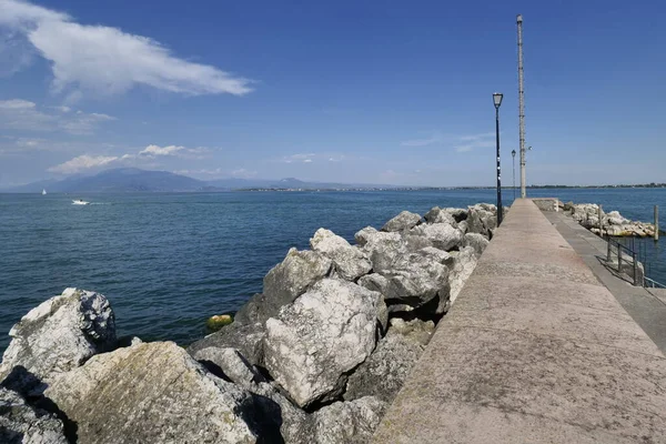 Θέα Από Desenzano Sul Garda Lake Λομβαρδία Ιταλία — Φωτογραφία Αρχείου