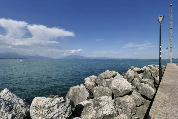 Θέα Από Desenzano Sul Garda Lake Λομβαρδία Ιταλία — Φωτογραφία Αρχείου