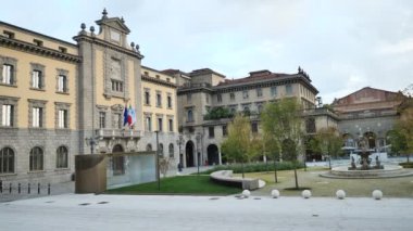 Dante Meydanı, Bergamo 'da şehrin ortasında uzun bir restorasyondan sonra. Lombardy, İtalya