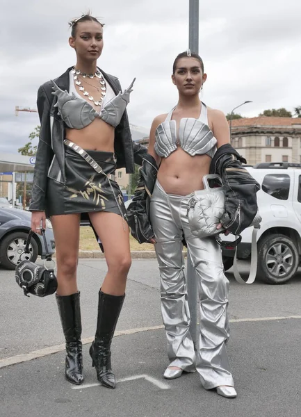 Fashion Bloggers Straat Stijl Outfits Voor Diesel Modeshow Tijdens Milano — Stockfoto