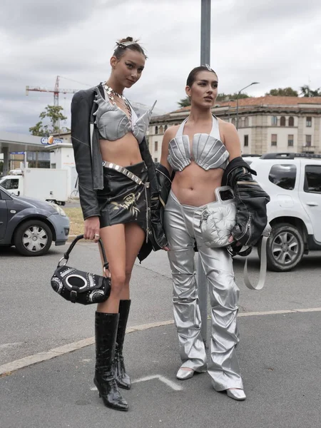 Fashion Bloggers Straat Stijl Outfits Voor Diesel Modeshow Tijdens Milano — Stockfoto