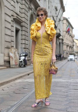Milan moda haftası kadın koleksiyonu 2023 'te Calcaterra moda defilesinden önce moda kadın sokak tarzı kıyafet.