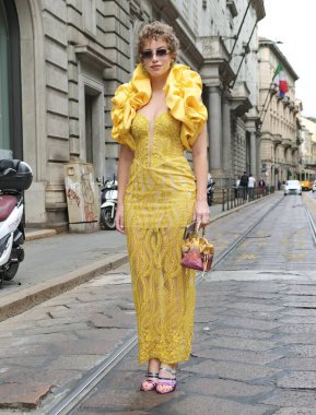 Milan moda haftası kadın koleksiyonu 2023 'te Calcaterra moda defilesinden önce moda kadın sokak tarzı kıyafet.