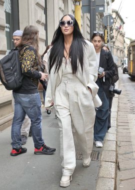 Milan moda haftası kadın koleksiyonu 2023 'te Calcaterra moda defilesinden önce moda kadın sokak tarzı kıyafet.