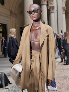 Milano moda haftası kadın koleksiyonu 2023 'te Calcaterra moda defilesinden sonra moda kadın sokak tarzı kıyafet.
