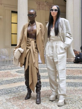 Milano moda haftası kadın koleksiyonu 2023 'te Calcaterra defilesinden sonra moda kadın sokak tarzı kıyafetler.