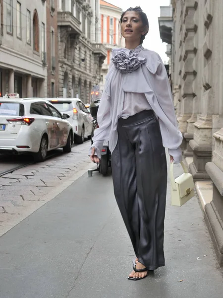Modna Kobieta Street Style Strój Przed Pokazem Mody Calcaterra Podczas — Zdjęcie stockowe