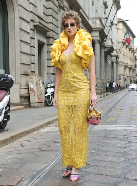 밀라노 컬렉션 2023 패션쇼 유행하는 스타일의 길거리 — 스톡 사진