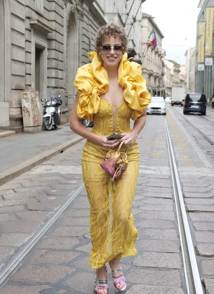 밀라노 컬렉션 2023 패션쇼 유행하는 스타일의 길거리 — 스톡 사진