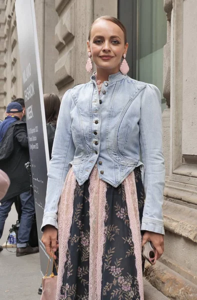 Modische Frau Streetstyle Outfit Vor Calcaterra Modenschau Während Der Mailänder — Stockfoto