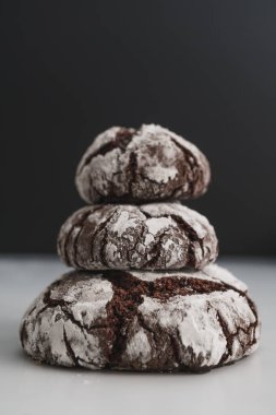 Çikolatalı, buruşuk buzlu bisküviler beyaz mermer mutfak yüzeyine yerleştirilmiş ve fotokopi alanı mevcut. Ev yapımı konsept resim.