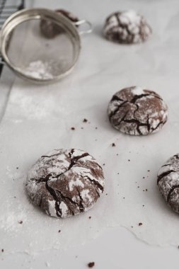 Çikolatalı, buruşuk buzlu bisküviler beyaz mermer mutfak yüzeyine yerleştirilmiş ve fotokopi alanı mevcut. Ev yapımı konsept resim.