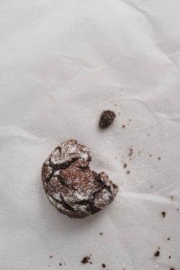 Çikolatalı, buruşuk buzlu bisküviler beyaz mermer mutfak yüzeyine yerleştirilmiş ve fotokopi alanı mevcut. Ev yapımı konsept resim.