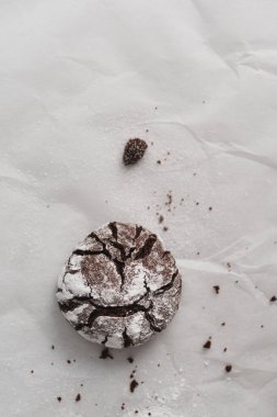 Çikolatalı, buruşuk buzlu bisküviler beyaz mermer mutfak yüzeyine yerleştirilmiş ve fotokopi alanı mevcut. Ev yapımı konsept resim.