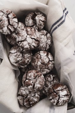 Çikolatalı, buruşuk buzlu bisküviler beyaz mermer mutfak yüzeyine yerleştirilmiş ve fotokopi alanı mevcut. Ev yapımı konsept resim.