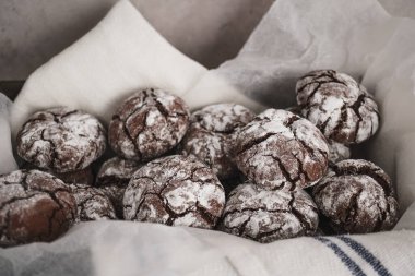 Çikolatalı, buruşuk buzlu bisküviler beyaz mermer mutfak yüzeyine yerleştirilmiş ve fotokopi alanı mevcut. Ev yapımı konsept resim.