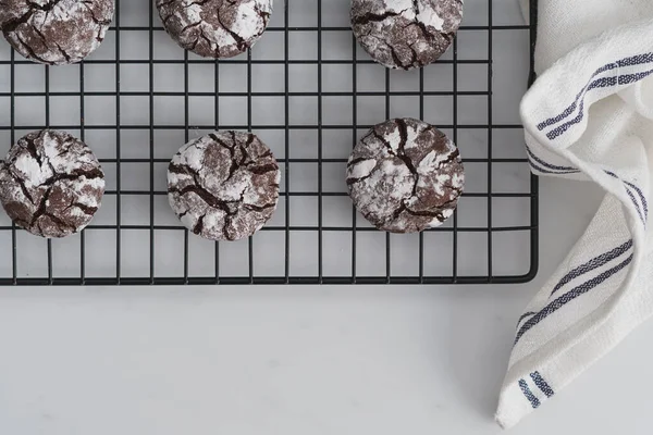 Cokelat Crinkle Biskuit Diatur Pada Permukaan Dapur Marmer Putih Bekerja — Stok Foto