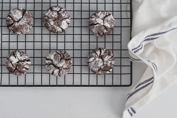 Čokoládové Crinkle Ledové Sušenky Uspořádány Bílém Mramoru Kuchyňské Pracovní Plochy — Stock fotografie
