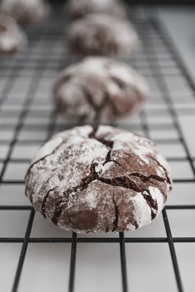 Biscoitos Gelados Chocolate Crinkle Dispostos Uma Superfície Trabalho Cozinha Mármore — Fotografia de Stock