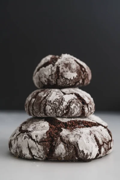 Biscotti Freddi Chocolate Crinkle Disposti Piano Lavoro Marmo Bianco Con — Foto Stock
