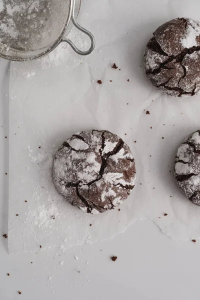Galletas Heladas Chocolate Crinkle Dispuestas Una Superficie Trabajo Cocina Mármol —  Fotos de Stock