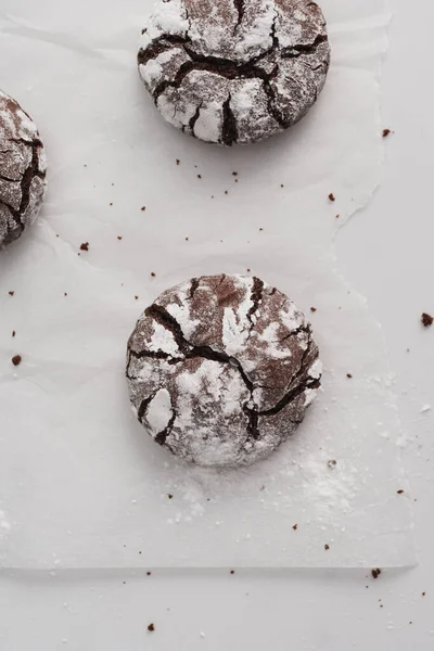 Czekoladowe Crinkle Mrożone Herbatniki Ułożone Białej Marmurowej Powierzchni Kuchennej Dostępną — Zdjęcie stockowe