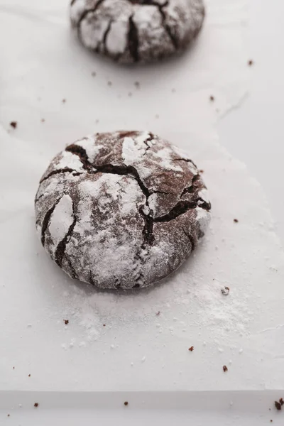 Σοκολάτα Crinkle Παγωμένα Μπισκότα Τοποθετημένα Μια Λευκή Μαρμάρινη Επιφάνεια Εργασίας — Φωτογραφία Αρχείου