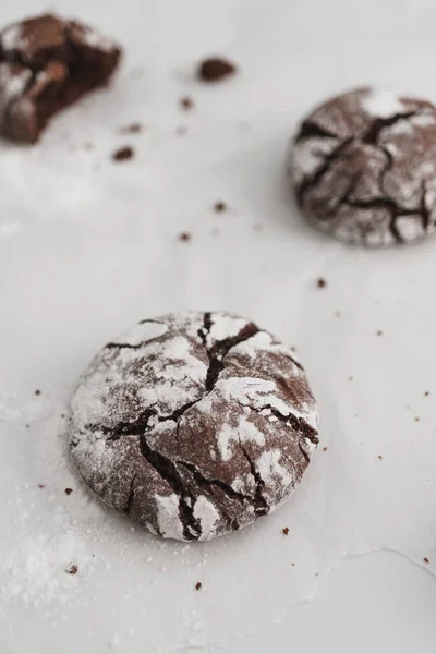 Biscoitos Gelados Chocolate Crinkle Dispostos Uma Superfície Trabalho Cozinha Mármore — Fotografia de Stock