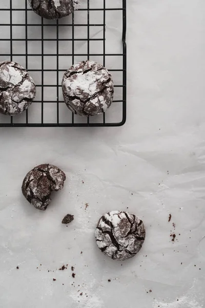 Σοκολάτα Crinkle Παγωμένα Μπισκότα Τοποθετημένα Μια Λευκή Μαρμάρινη Επιφάνεια Εργασίας — Φωτογραφία Αρχείου
