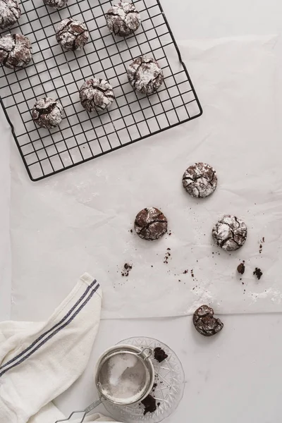 Galletas Heladas Chocolate Crinkle Dispuestas Una Superficie Trabajo Cocina Mármol — Foto de Stock