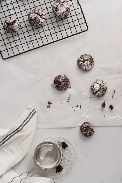 Çikolatalı Buruşuk Buzlu Bisküviler Beyaz Mermer Mutfak Yüzeyine Yerleştirilmiş Fotokopi — Stok fotoğraf