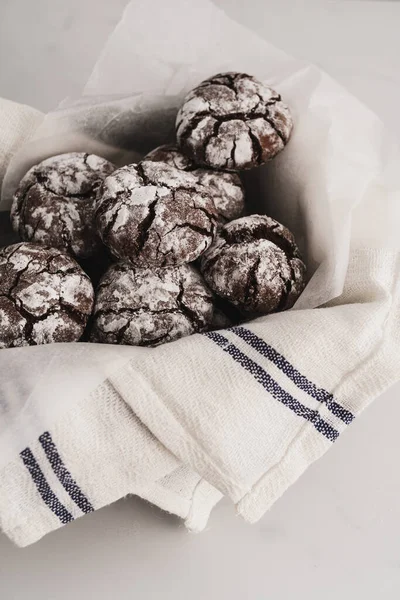 Csokoládé Crinkle Jeges Keksz Rendezett Fehér Márvány Konyha Munkafelületén Másolás — Stock Fotó