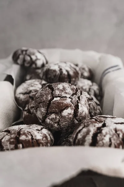 Galletas Heladas Chocolate Crinkle Dispuestas Una Superficie Trabajo Cocina Mármol — Foto de Stock