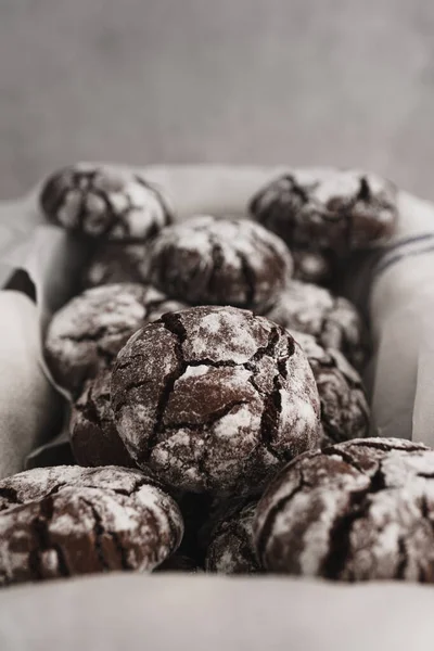 Cokelat Crinkle Biskuit Diatur Pada Permukaan Dapur Marmer Putih Bekerja — Stok Foto