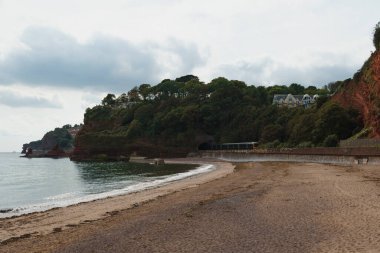 İngiltere 'nin güneybatısında Dawlish ve Teignmouth arasında bir tren yolculuğu. Denize ve kıyıya yakın tren rayları..