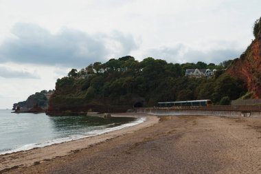 İngiltere 'nin güneybatısında Dawlish ve Teignmouth arasında bir tren yolculuğu. Denize ve kıyıya yakın tren rayları..