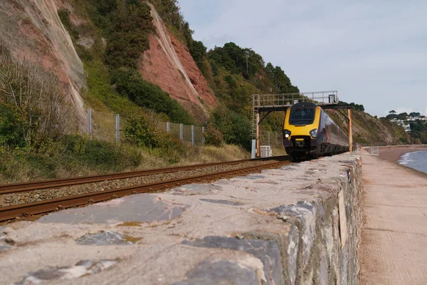 Tren Que Viaja Entre Dawlish Teignmouth Suroeste Inglaterra Reino Unido — Foto de Stock