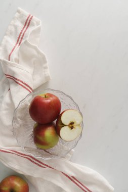 Mutfak yüzeyine karşı bir kasede taze elma. Fotokopi alanı olan hafif ve havadar yiyecek resmi.