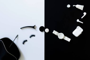 Siyah ve beyaz resimlerle dolu tek renkli görüntüler. Düz konum biçiminde siyah ve beyaz nesnelerin bir aralığı