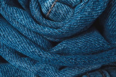 Tek bir kot pantolon sarılmış. Kopya alanı olan kot kumaşının makro resmi