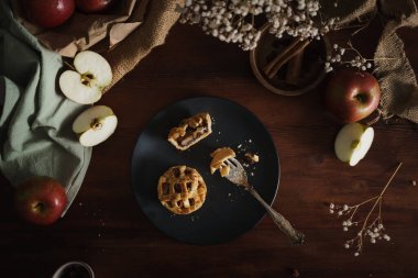 Mini Elmalı Turtalar, koyu renkli yemek imajı. Taze pişmiş ve ev yapımı yemek fotoğrafı..