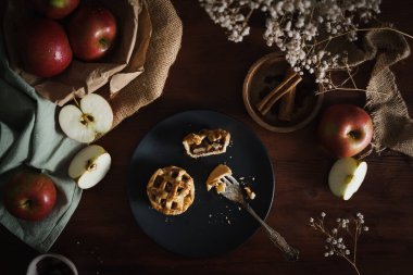 Mini Elmalı Turtalar, koyu renkli yemek imajı. Taze pişmiş ve ev yapımı yemek fotoğrafı..