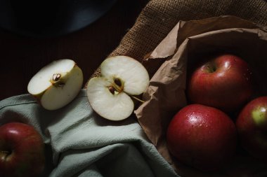 Mini Elmalı Turtalar, koyu renkli yemek imajı. Taze pişmiş ve ev yapımı yemek fotoğrafı..