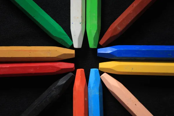 Ołówki Kredkowe Pięknymi Jasnymi Kolorami Rysowania Malowania — Zdjęcie stockowe