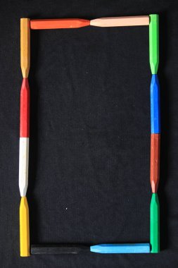 Boya kalemlerinin düzenlenmesi sanatsal bir alan oluşturur.