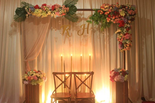 Romantische Indoor Decoratie Met Verse Bloemen Voor Bruiloften Verloofden Ceremonies — Stockfoto